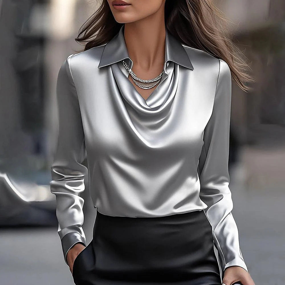 Elegant satinbluse med draperet udskæring