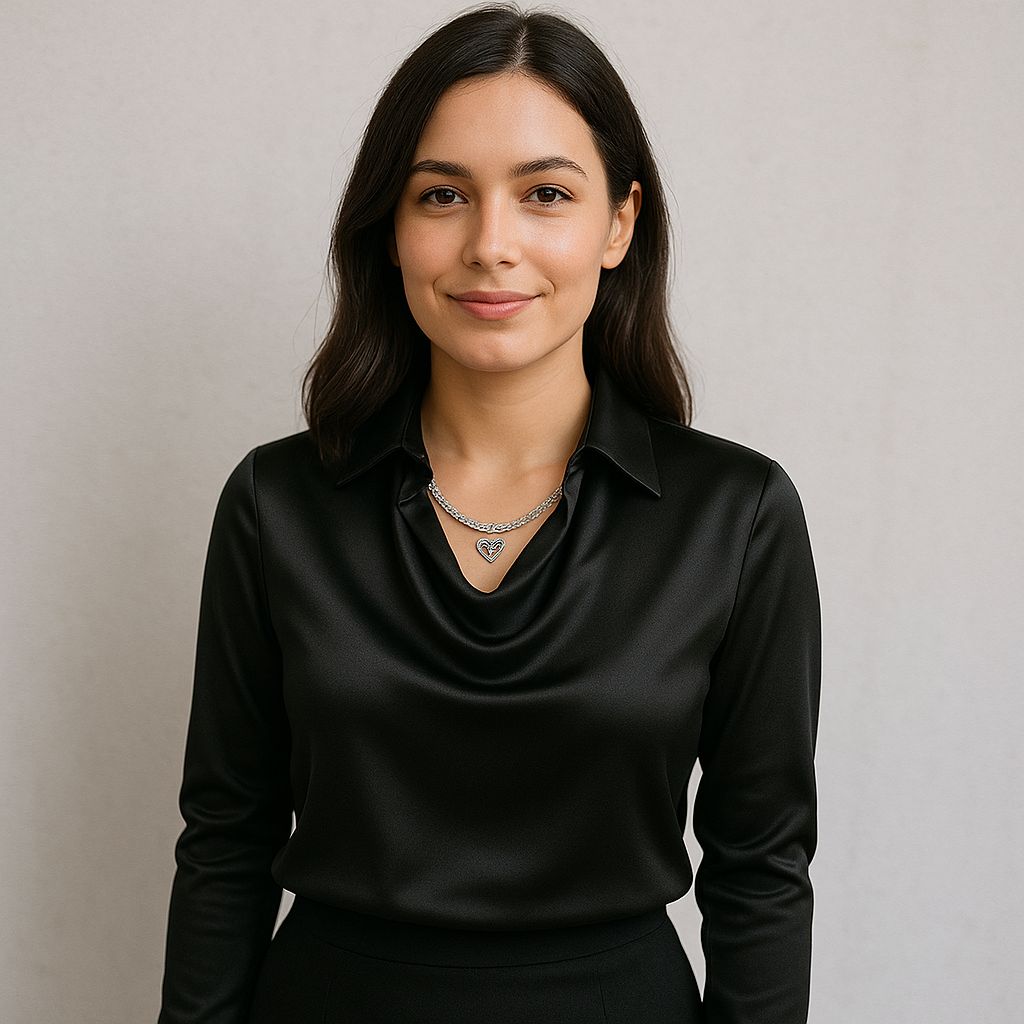 Elegant satinbluse med draperet udskæring
