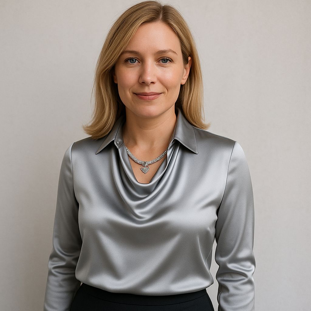 Elegant satinbluse med draperet udskæring